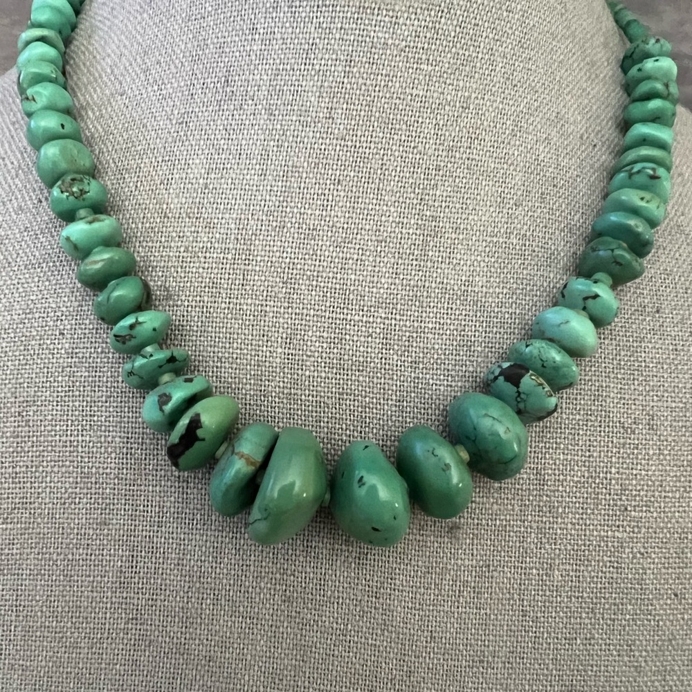 Elegant Green Turquoise Howlite Beaded Necklace - Picture 2 of 7